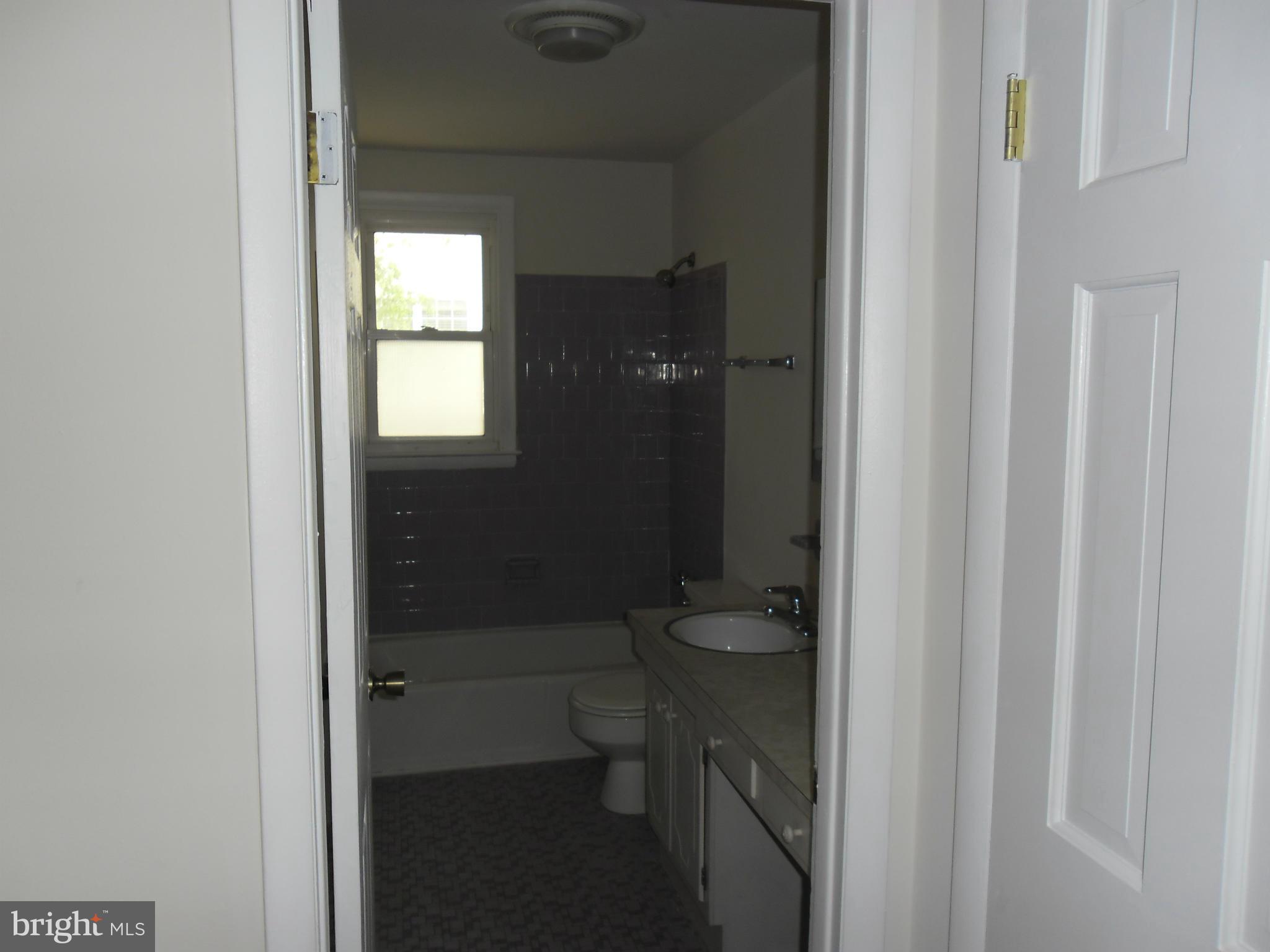 184 Riviera Drive Pasadena, MD 21122 - Photo 22 of 30 Bath,HALLWAY