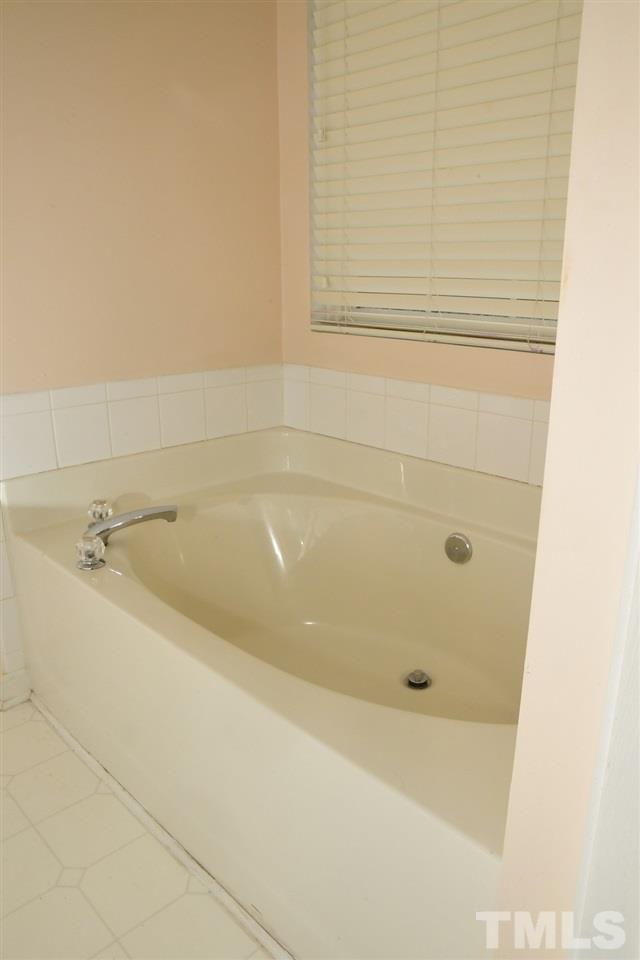 5600 Orchard Gate Way Raleigh, NC 27616 - Photo 15 of 19 a bathroom with a bathtub