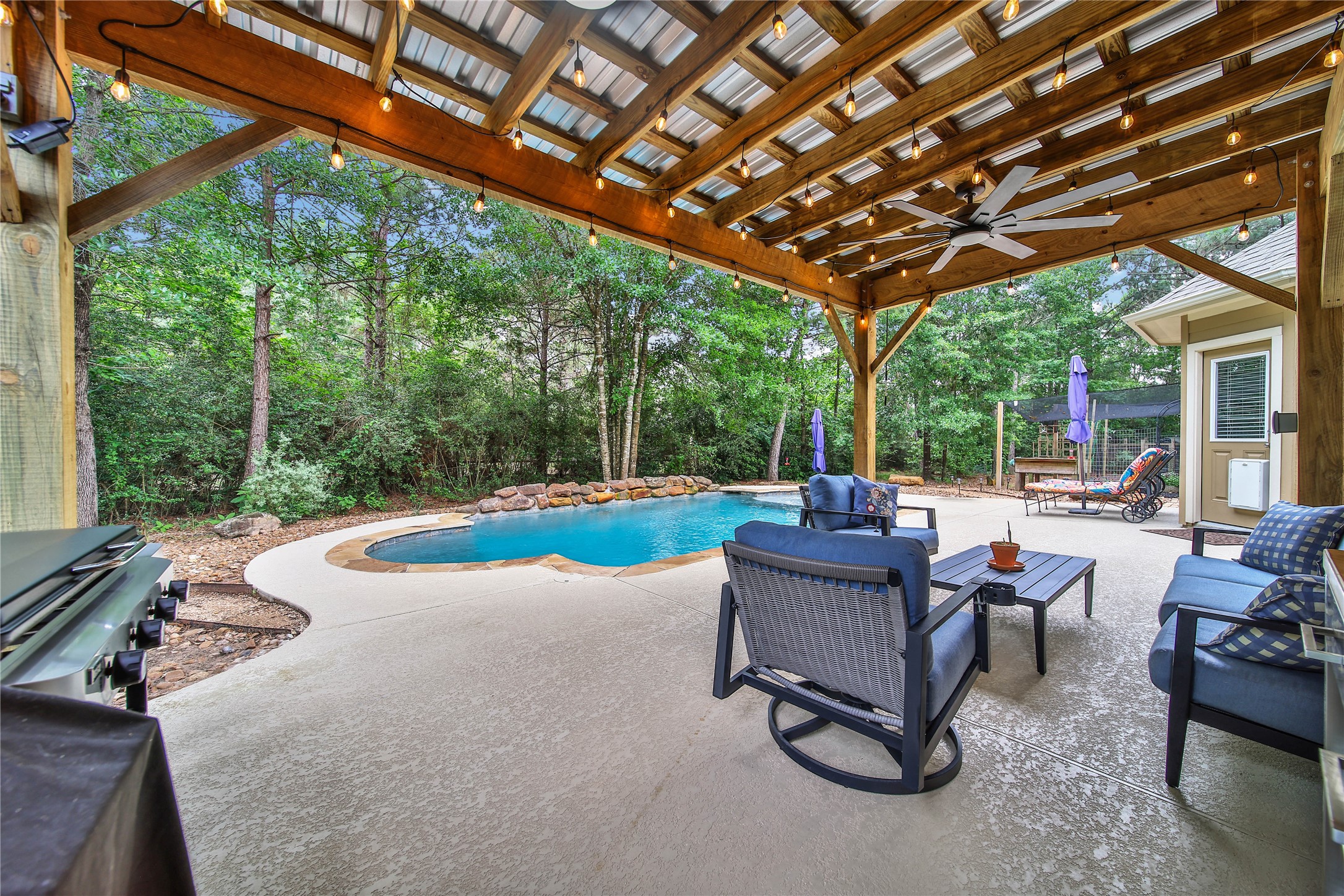 9223 Wapiti Trail Conroe, TX 77303 - Photo 38 of 45 a view of a patio with a table chairs and a tub