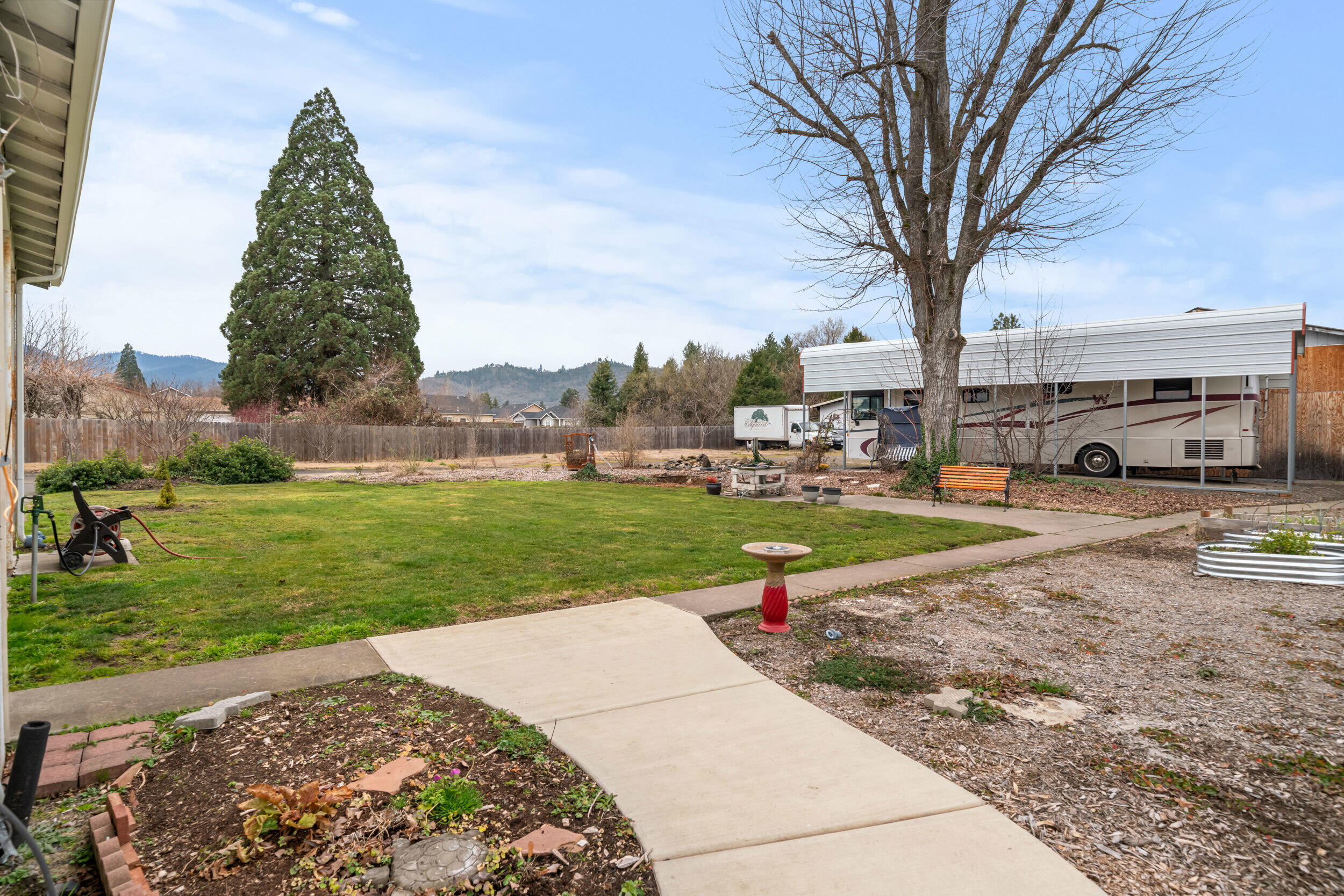 1654 Thomas Road Medford, OR 97501 - Photo 25 of 46 spacious yard