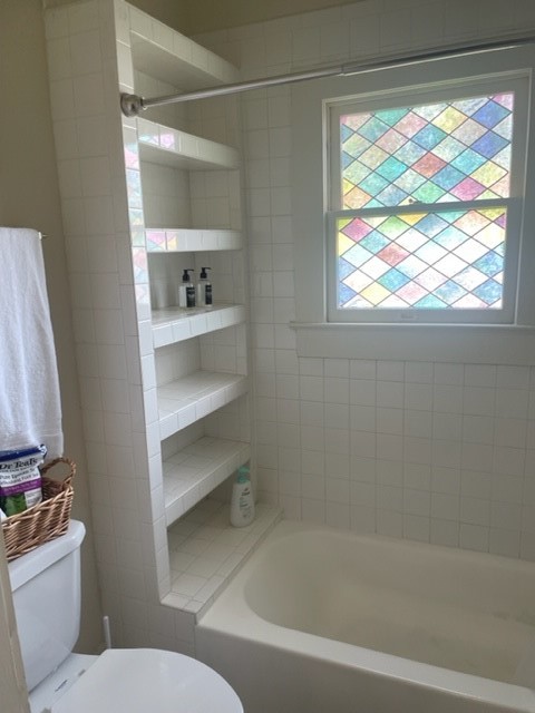 4105 McKinney Street, Unit B Houston, TX 77023 - Photo 3 of 25 a bathroom with a bathtub and a toilet