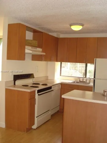 $1,800 | 17021 North Bay Road, Unit 325, Sunny Isles Beach, FL 33160