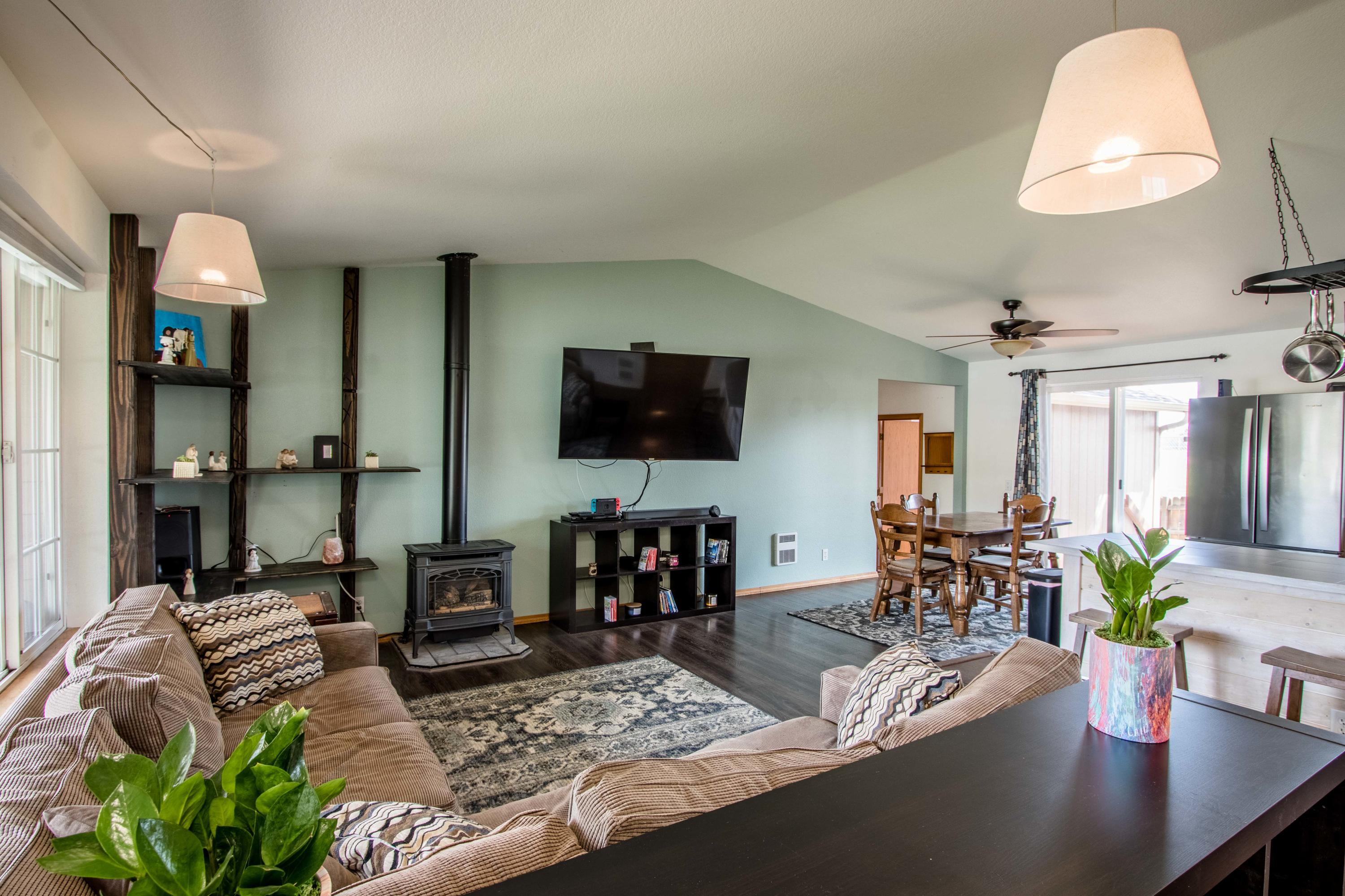 2880 Northeast Baroness Place Bend, OR 97701 - Photo 4 of 24 Main Room