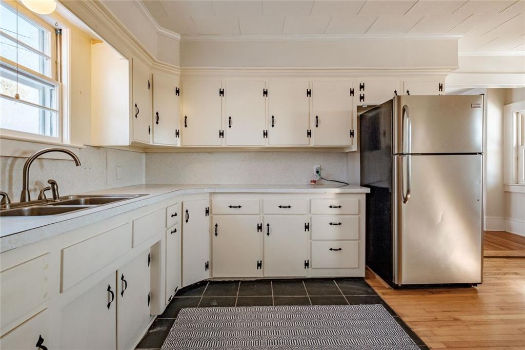 39 Wells Road Cape Elizabeth, ME 04107 - Photo 6 of 34 Kitchen Cabinets