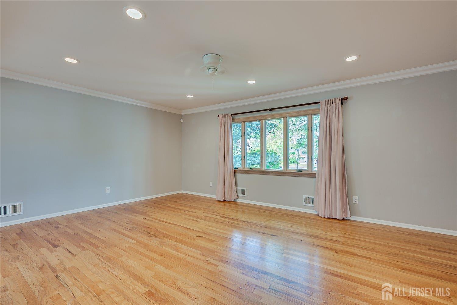4 Augusta Court Edison, NJ 08820 - Photo 9 of 44