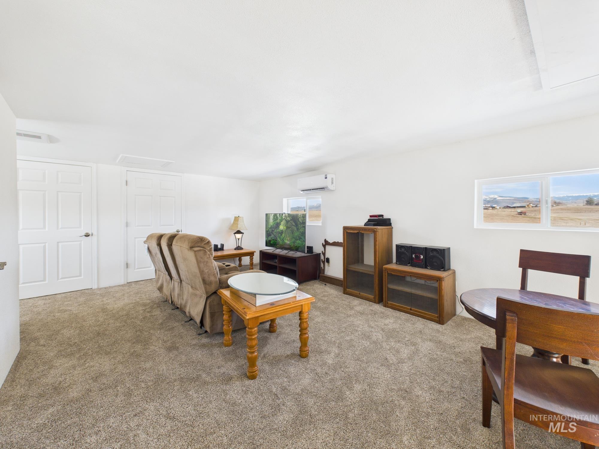 1086 Highland Lane Mesa, ID 83643 - Photo 22 of 45 View of carpeted living room