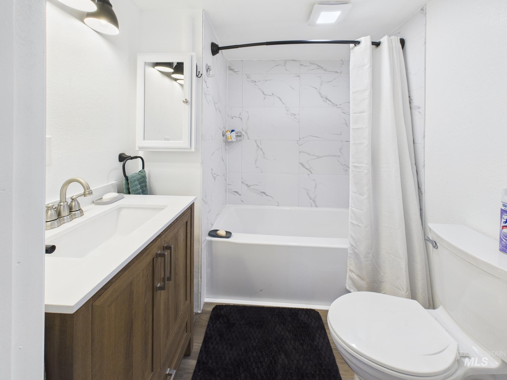 1086 Highland Lane Mesa, ID 83643 - Photo 26 of 45 Bathroom with shower / tub combo with curtain and vanity