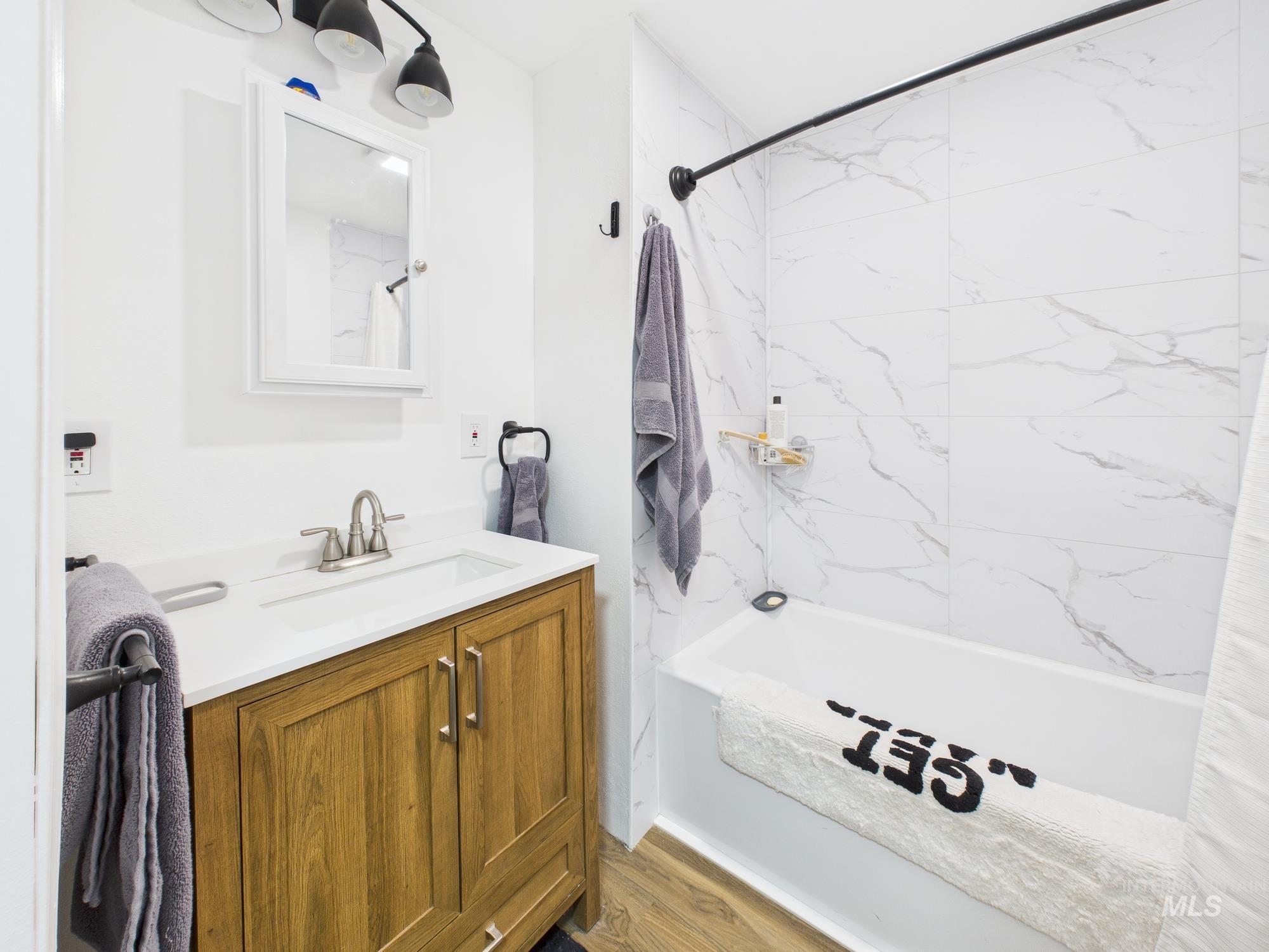 1086 Highland Lane Mesa, ID 83643 - Photo 27 of 45 Bathroom with vanity and shower / bathtub combination