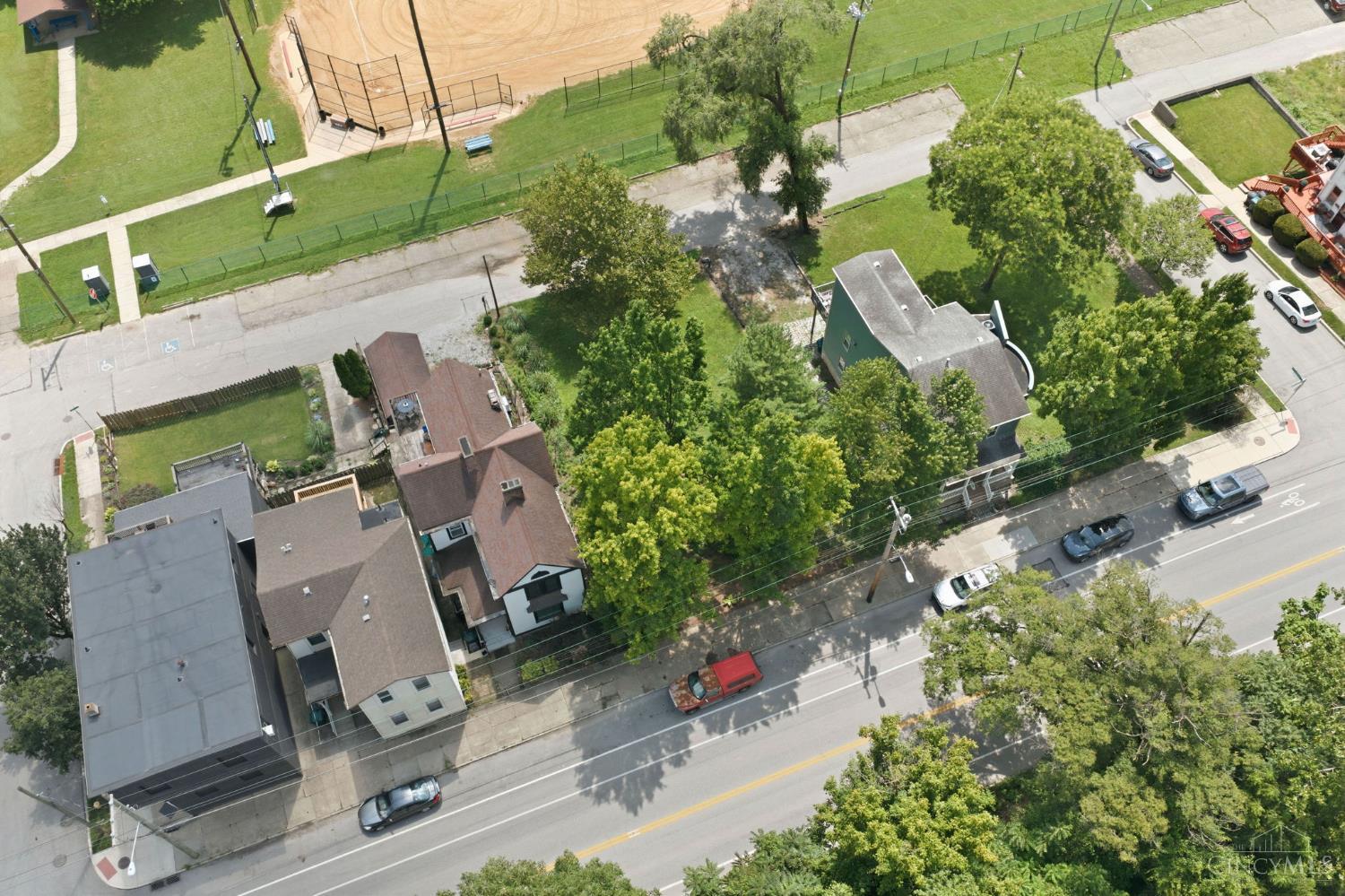 3035 Riverside Drive Cincinnati, OH 45226 - Photo 2 of 9