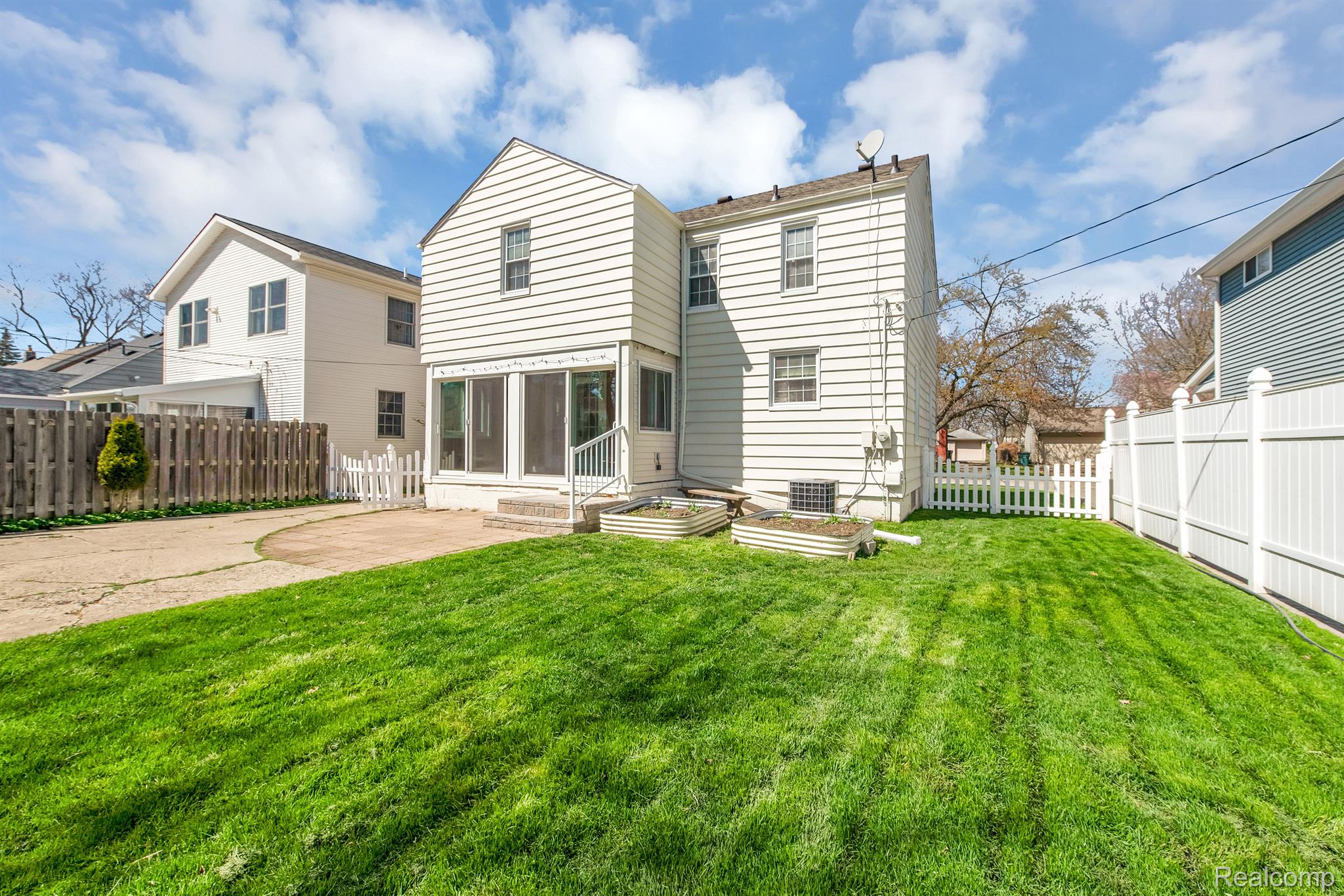 909 Columbia Road Berkley, MI 48072 - Photo 8 of 28 Gallery Image 8