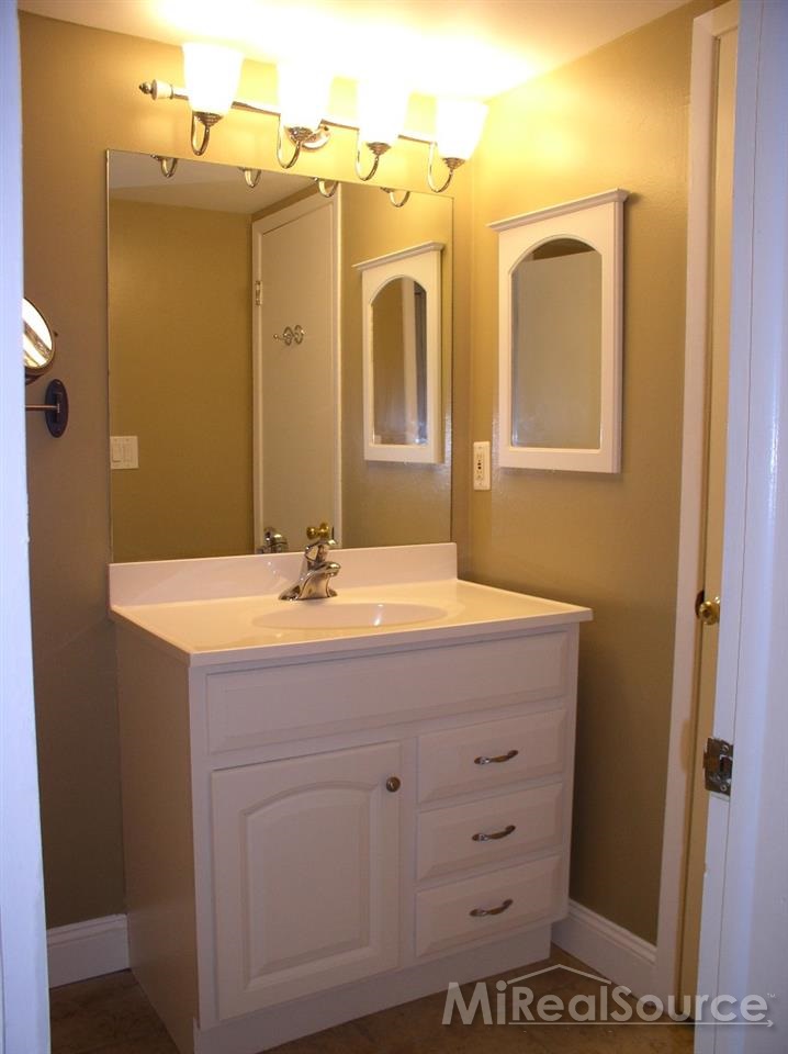 1673 Riverside Drive, Unit 35 Rochester, MI 48309 - Photo 15 of 18 31201424-14.JPG