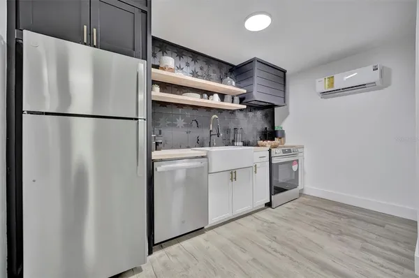 $1,099,000 | 2713 4th Avenue West, Bradenton, FL 34205