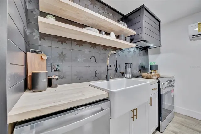 $1,099,000 | 2713 4th Avenue West, Bradenton, FL 34205