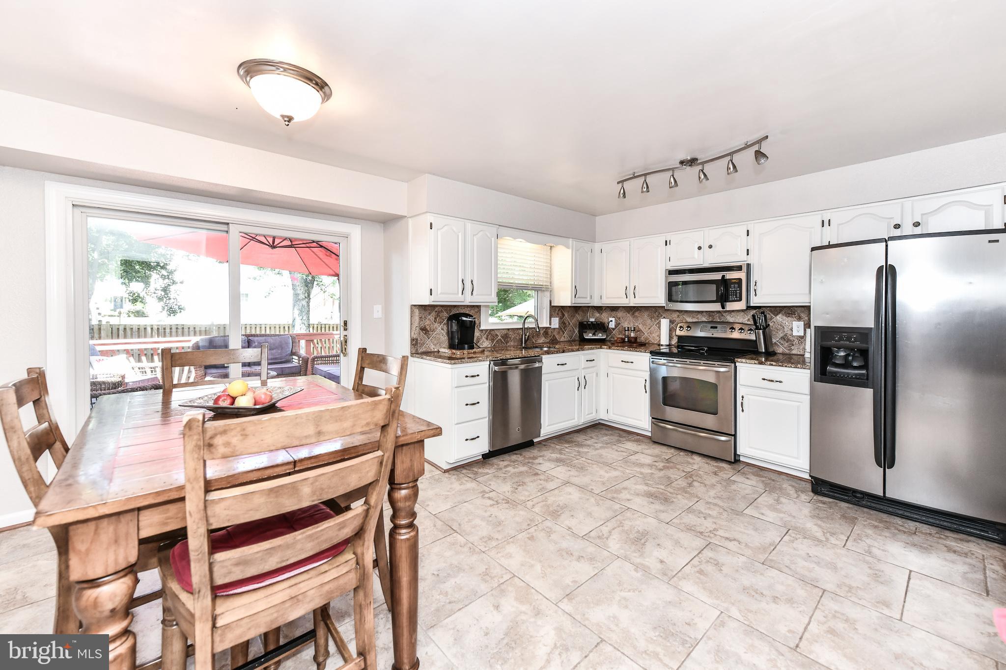 111 Country Road Sterling, VA 20165 - Photo 12 of 55 Eat-in kitchen!
