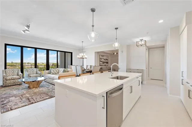 a large kitchen with kitchen island a large island in it