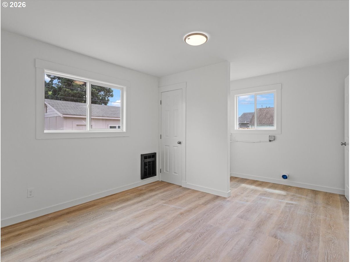 440 25th Avenue Longview, WA 98632 - Photo 16 of 27 an empty room with a window