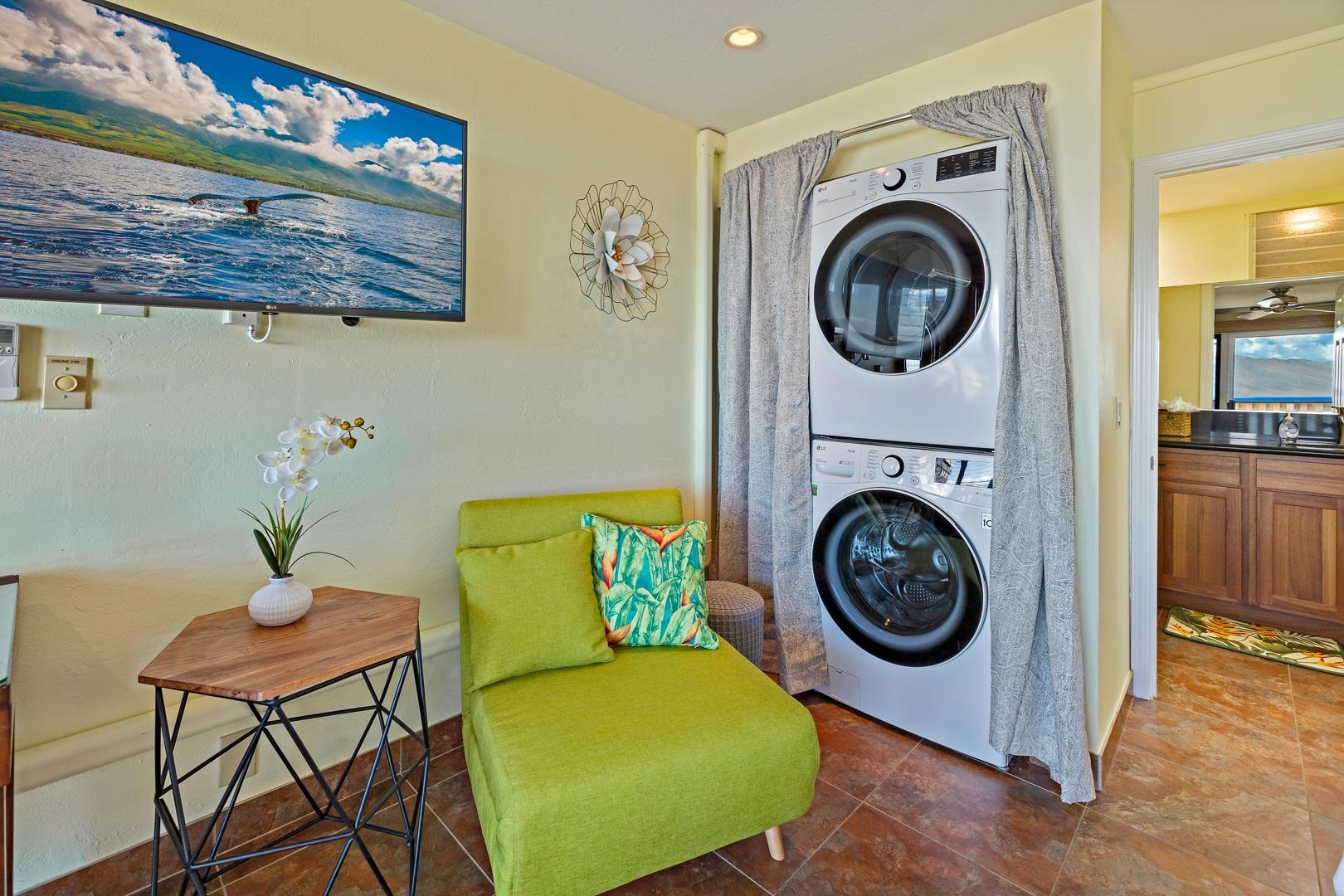 4909 Lower Honoapiilani Road, Unit E5 Lahaina, HI 96761 - Photo 27 of 28 a living room with furniture and a washing machine