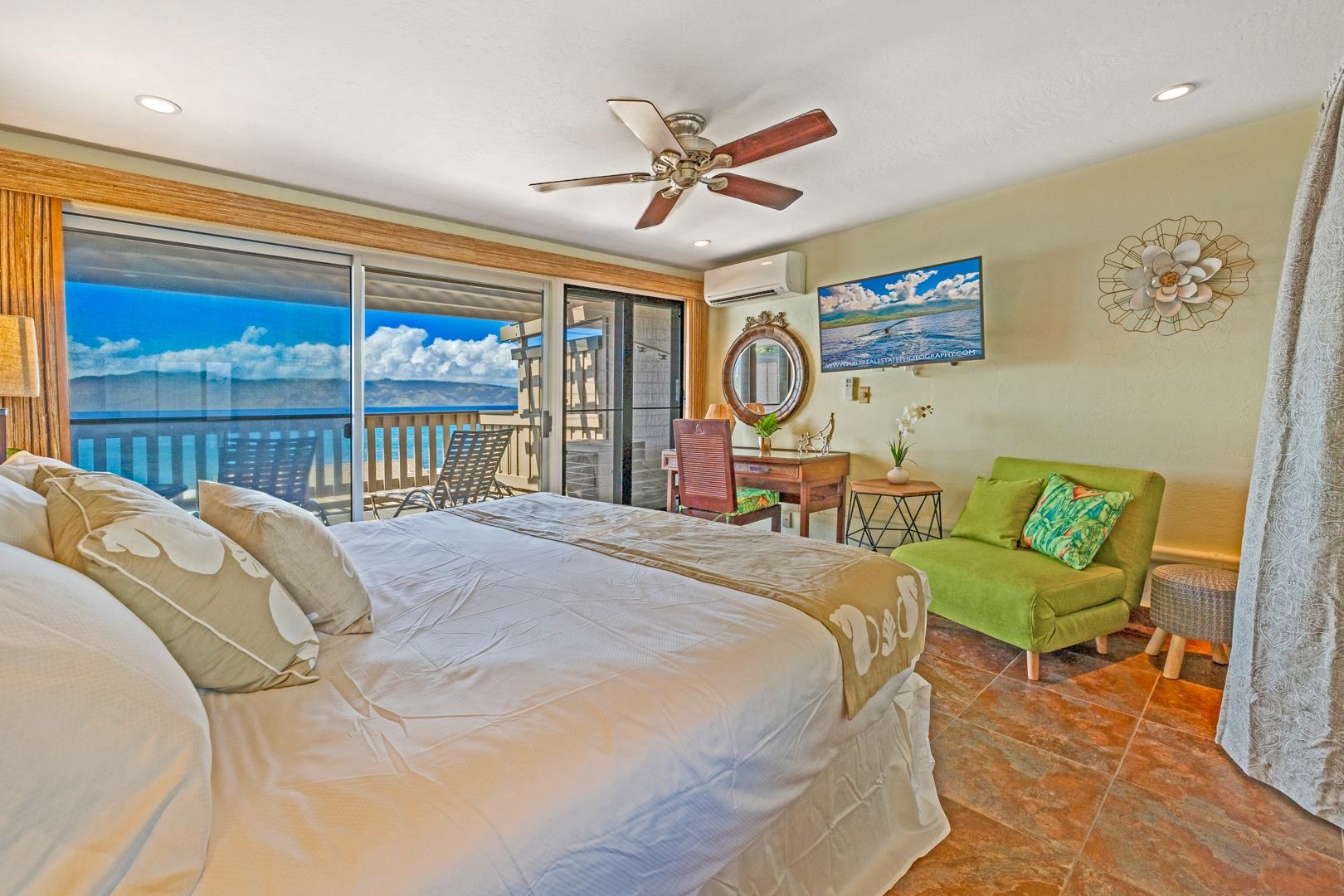 4909 Lower Honoapiilani Road, Unit E5 Lahaina, HI 96761 - Photo 9 of 28 a bedroom with a bed and a window