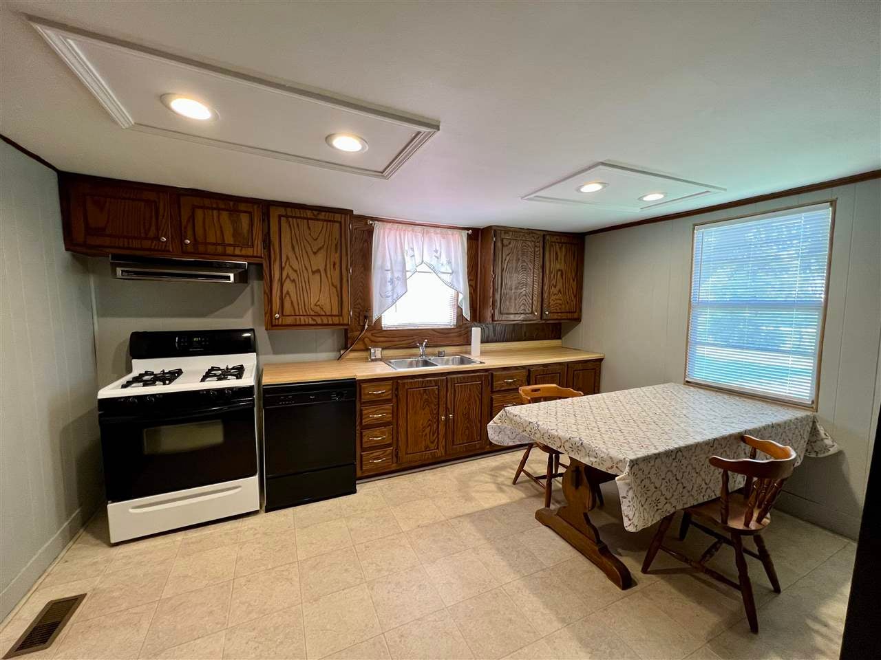1308 Ivanhoe Street Perry, OK 73077 - Photo 7 of 21 Gallery Image 7