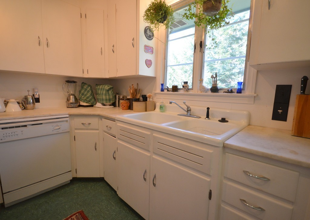 360 Pelham Road Amherst, MA 01002 - Photo 9 of 30