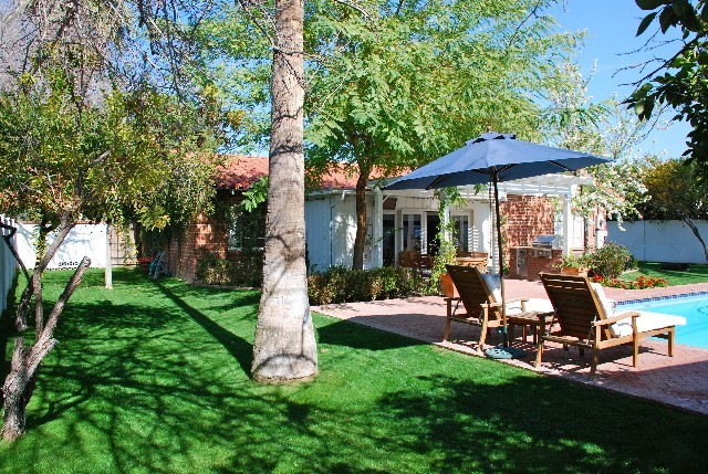 15 East Lamar Road Phoenix, AZ 85012 - Photo 33 of 34 Poolside umbrella