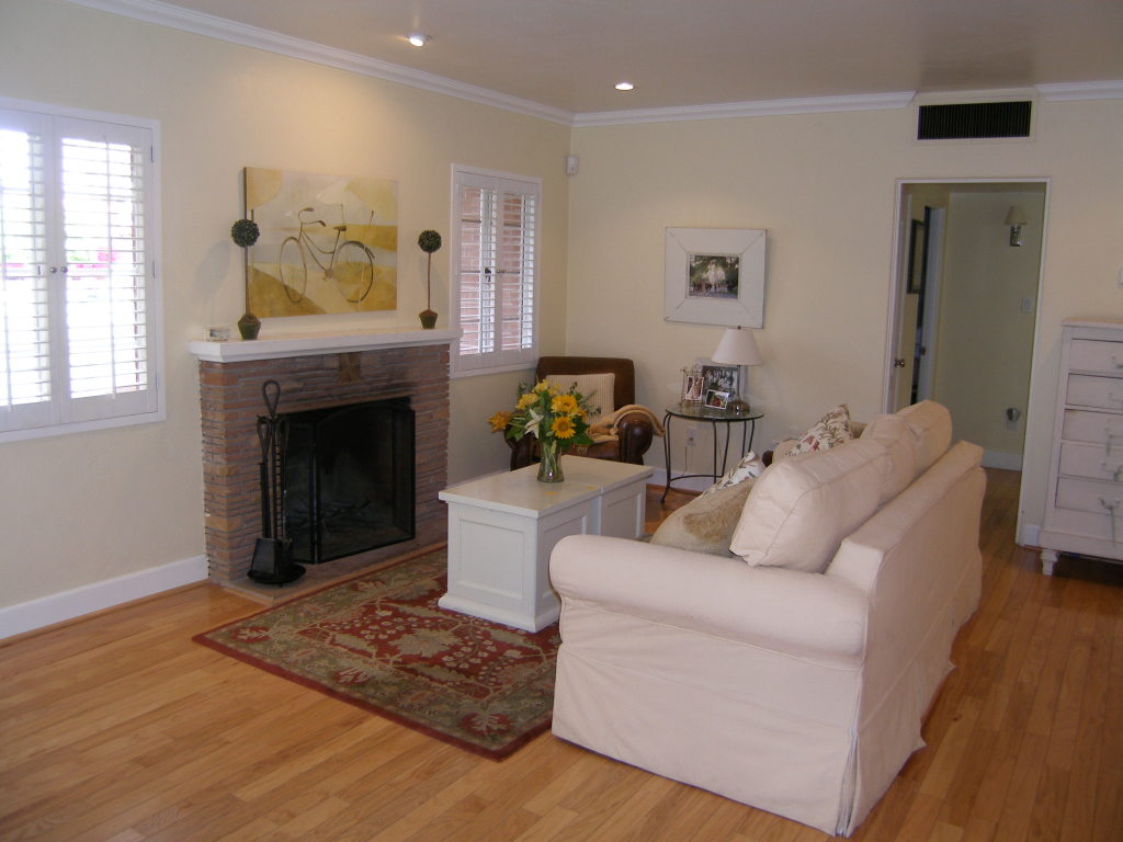 15 East Lamar Road Phoenix, AZ 85012 - Photo 4 of 34 Living room