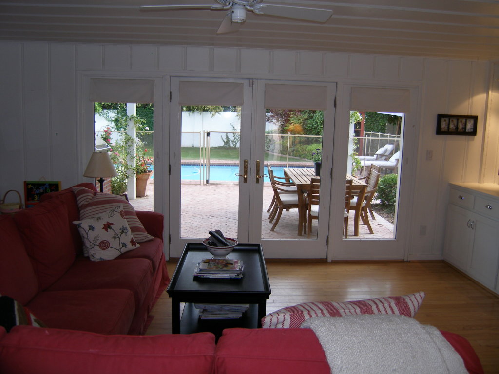 15 East Lamar Road Phoenix, AZ 85012 - Photo 9 of 34 Family room looking out back