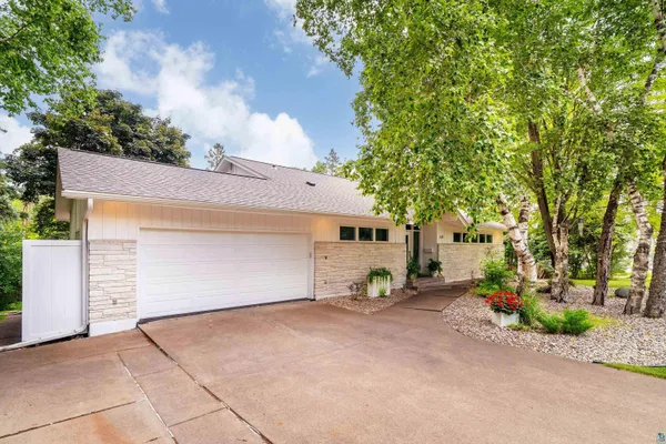 $695,000 | 630 Valley Drive, Duluth, MN 55804