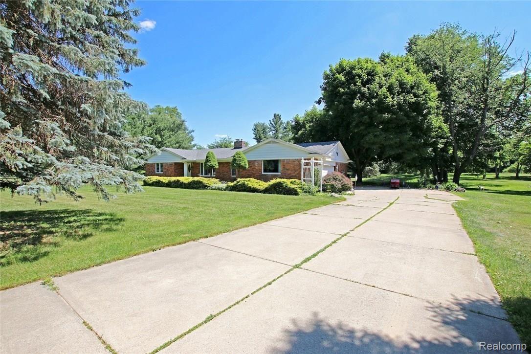 6451 Oakhill Road Clarkston, MI 48348 - Photo 2 of 52 2) Front of Home.jpg