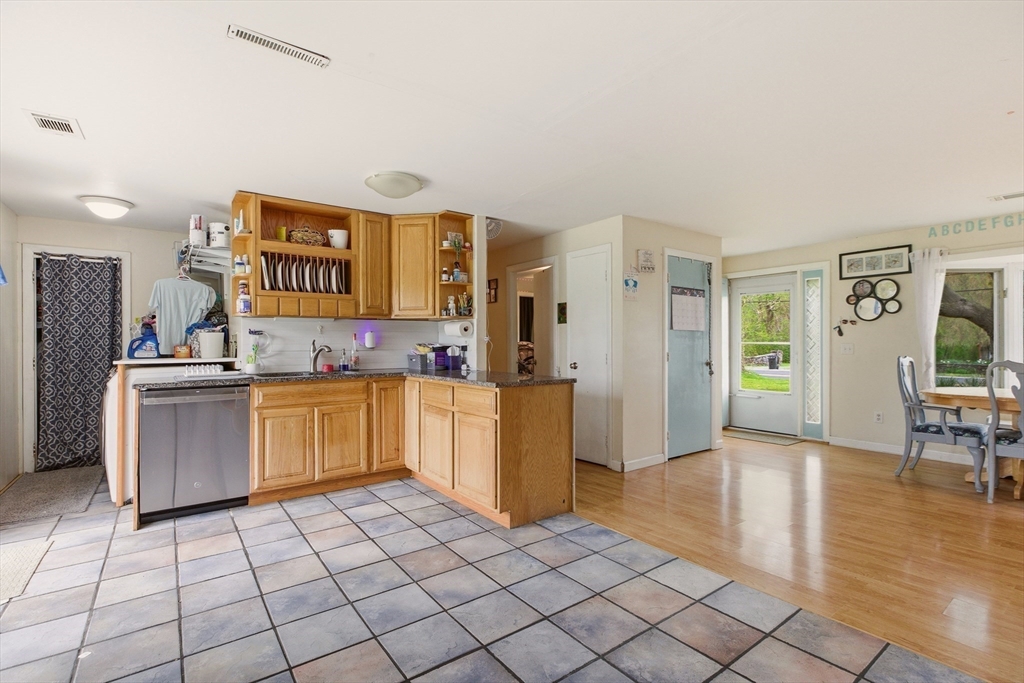 304 Bushee Road Swansea, MA 02777 - Photo 5 of 33