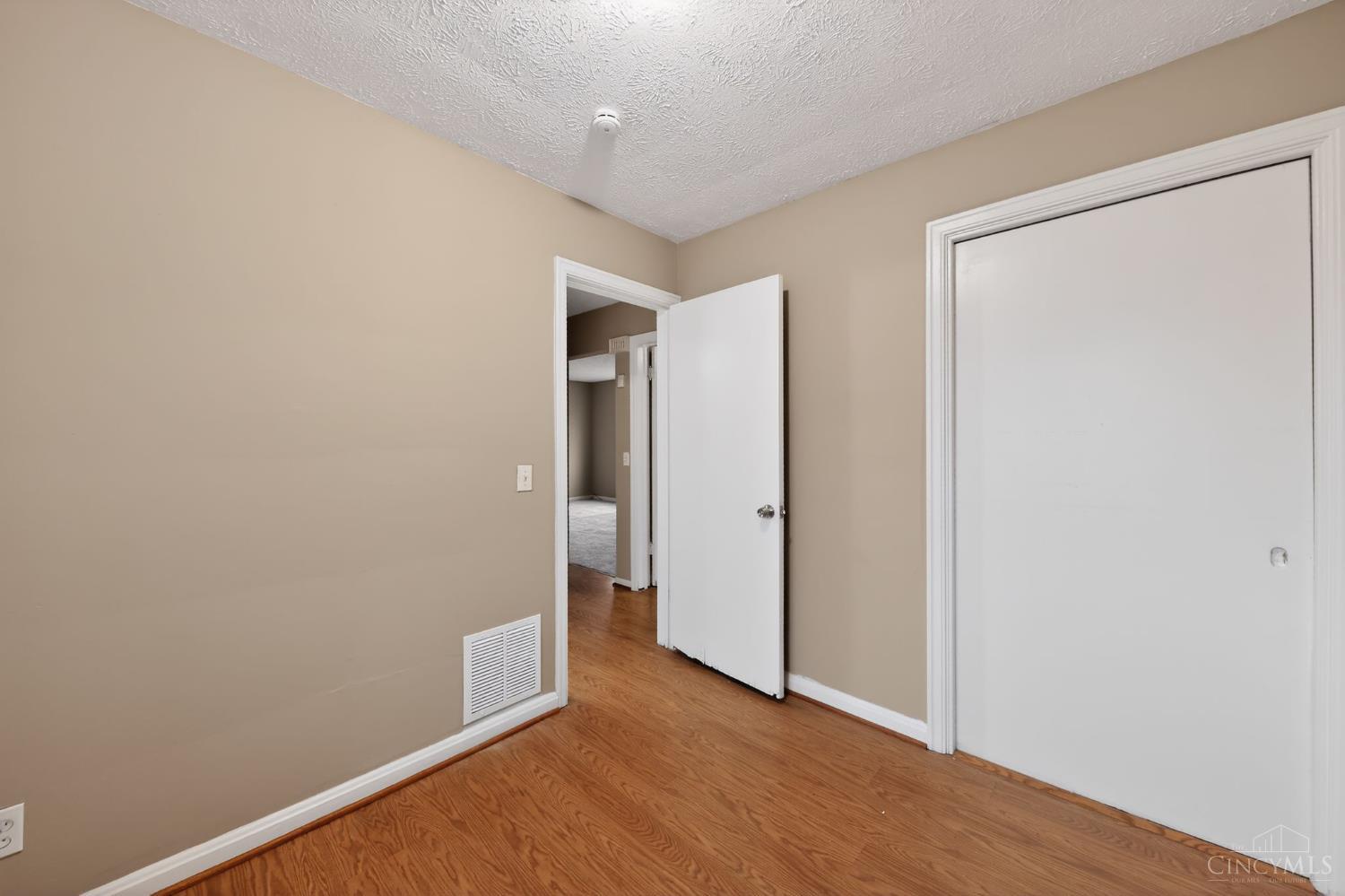 8634 Daly Road Cincinnati, OH 45231 - Photo 9 of 34