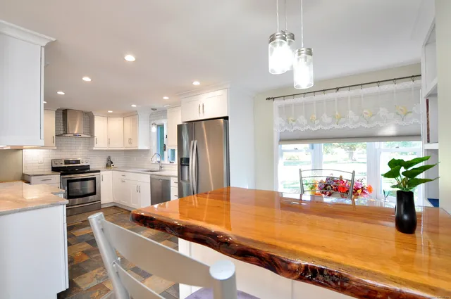 $3,200 | 274 Smith Street, South Windsor, CT 06074