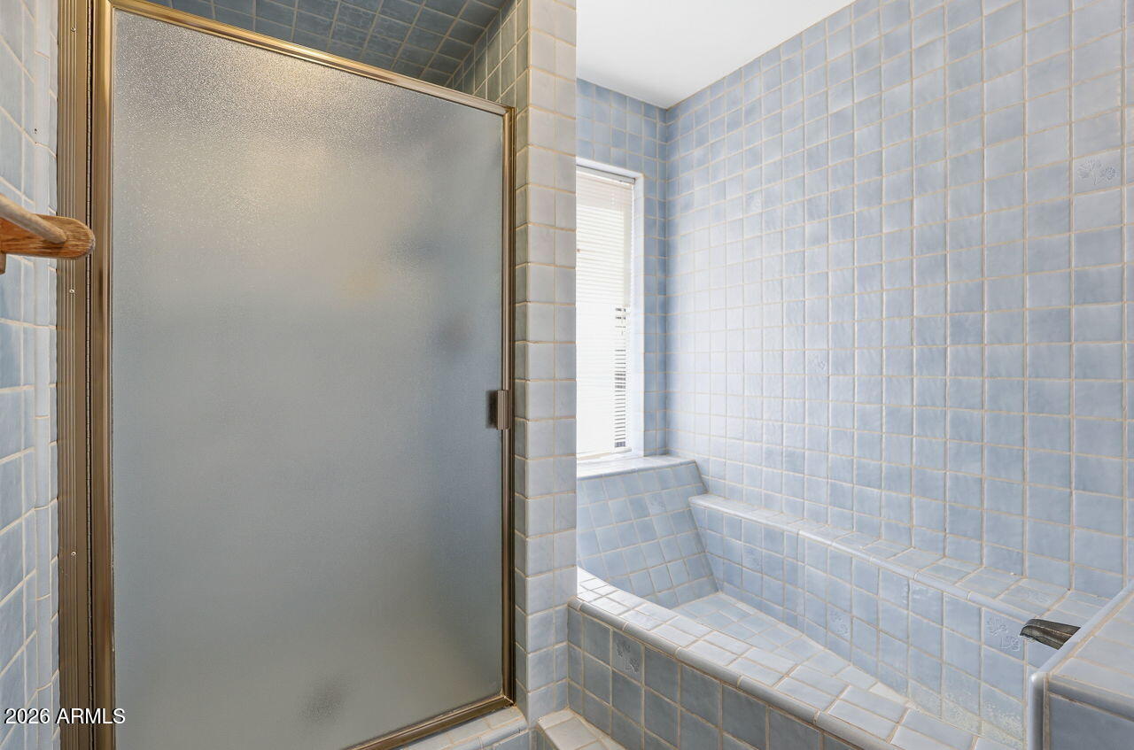 1302 East Maddock Road Phoenix, AZ 85086 - Photo 19 of 40 a bathroom with a bathtub