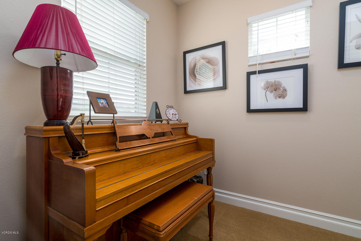 161 Laurel Ridge Drive Simi Valley, CA 93065 - Photo 38 of 50 a room with furniture and a lamp