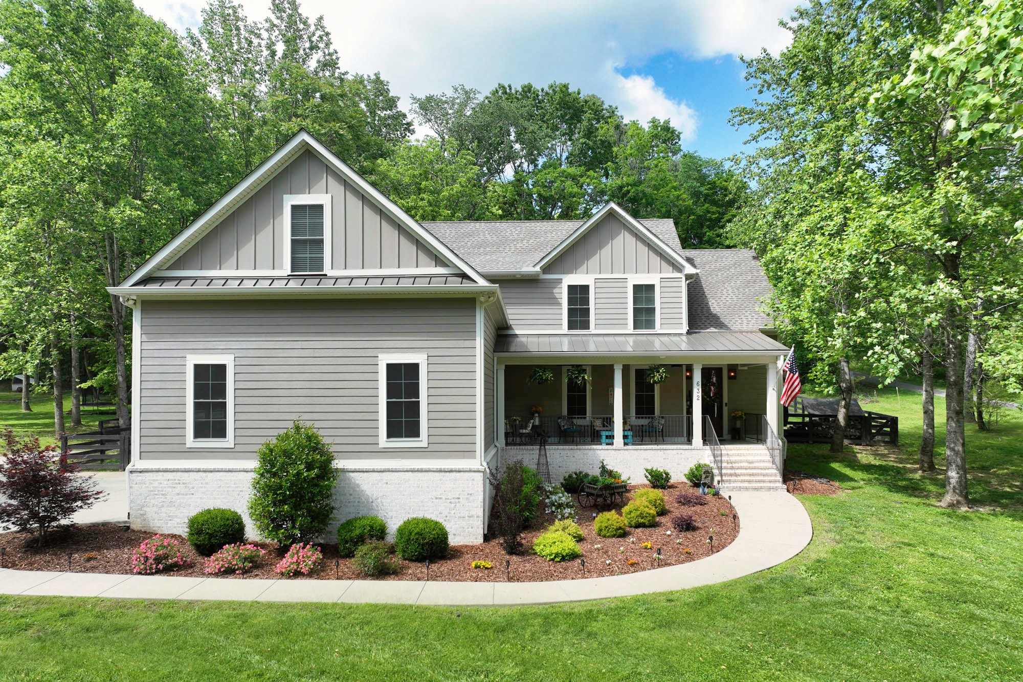 632 Weeping Willow Road Hendersonville, TN 37075 - Photo 2 of 42 a front view of a house with a garden and plants