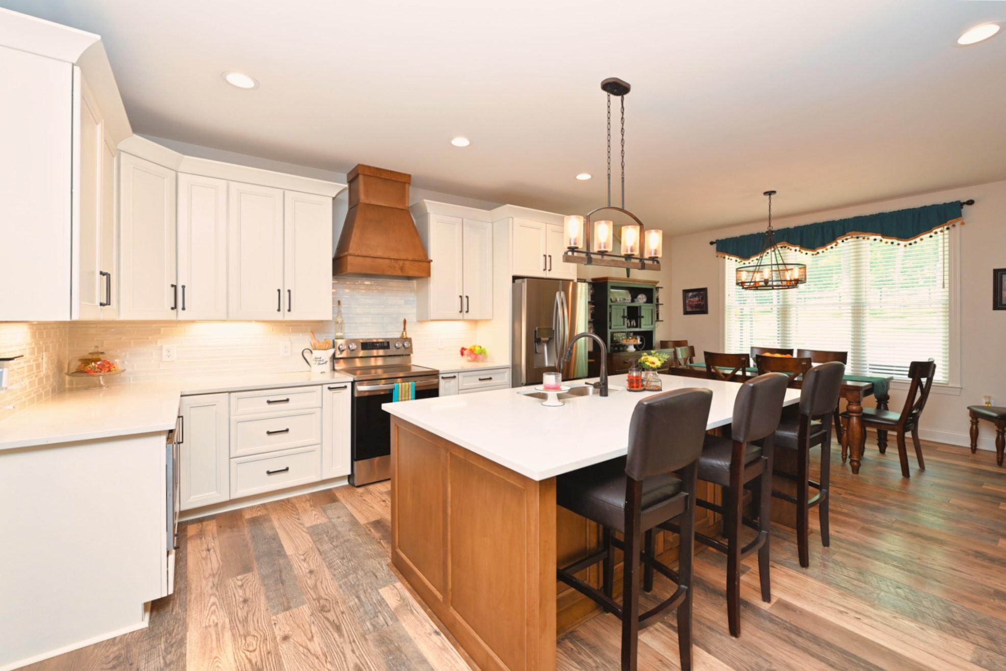 632 Weeping Willow Road Hendersonville, TN 37075 - Photo 10 of 42 a view of kitchen with cabinets table and chairs