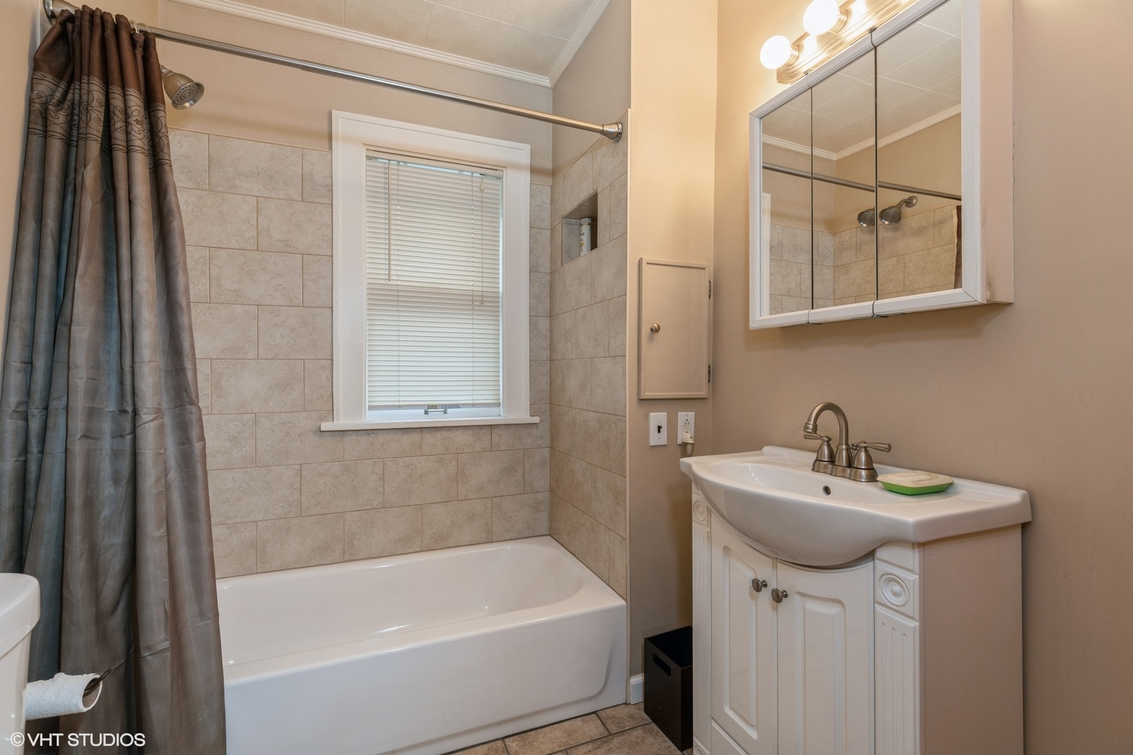 16703 Lincoln Street Hazel Crest, IL 60429 - Photo 11 of 16 a bathroom with a sink a mirror and a bathtub