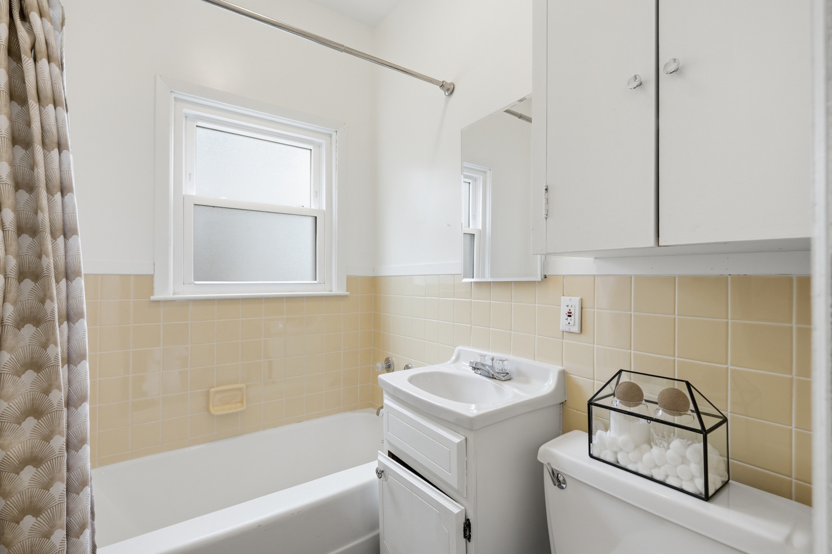 1847 10th Street Moline, IL 61265 - Photo 14 of 39 a bathroom with a sink toilet and tub