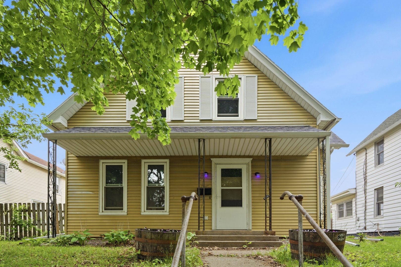 1847 10th Street Moline, IL 61265 - Photo 2 of 39 a front view of a house