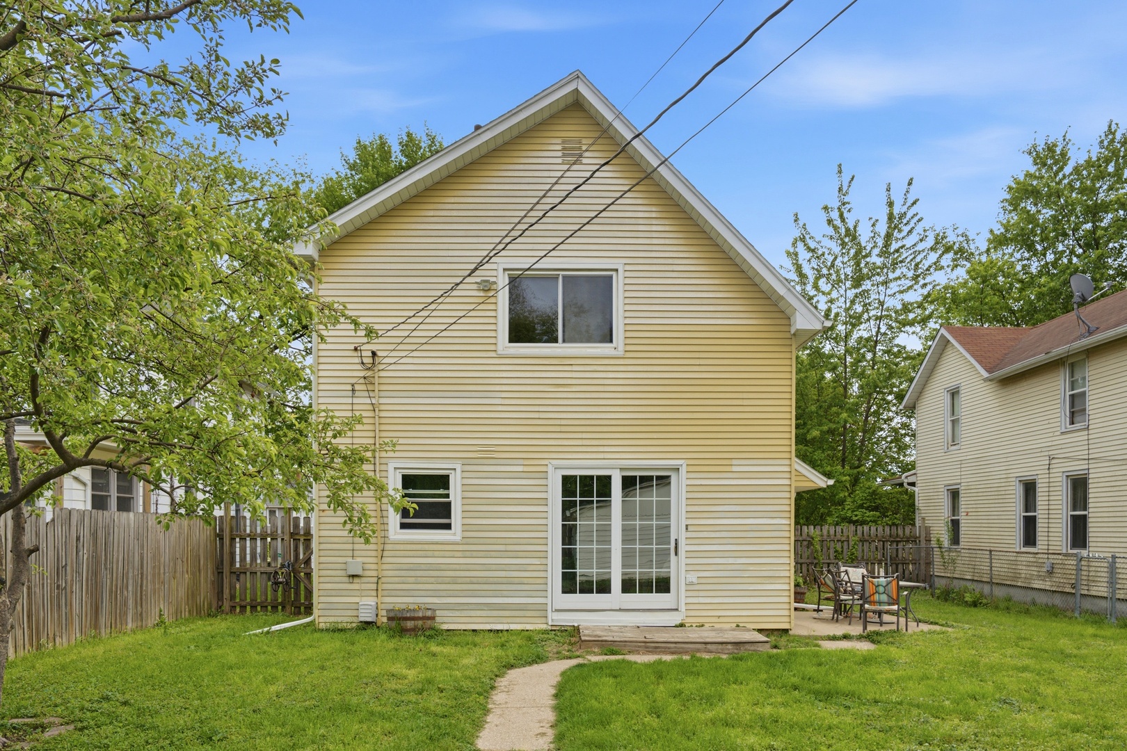 1847 10th Street Moline, IL 61265 - Photo 34 of 39 a front view of a house with a yard
