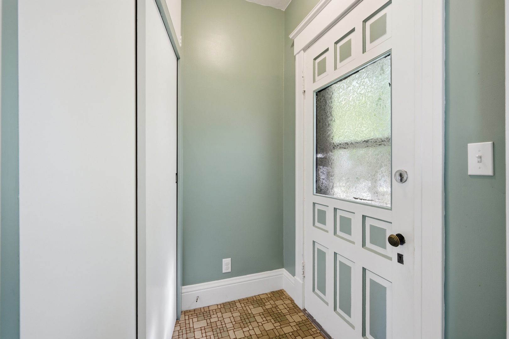 1847 10th Street Moline, IL 61265 - Photo 5 of 39 a view of an entryway with a window