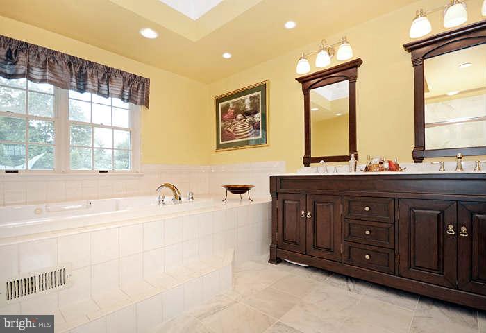 20112 Gunpowder Road Manchester, MD 21102 - Photo 15 of 23 Bath (Master)
