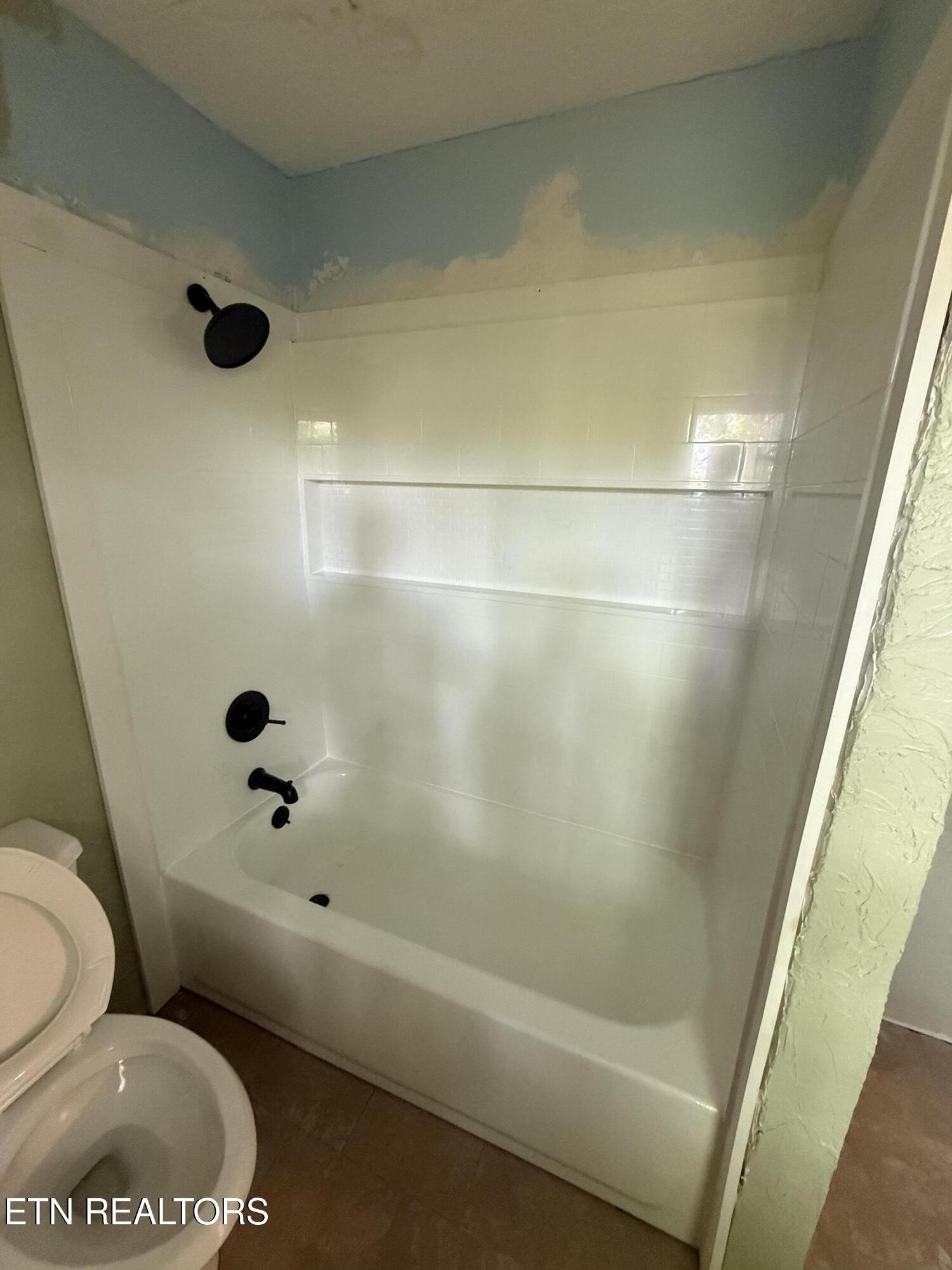 2850 Hodges Ferry Road Kodak, TN 37764 - Photo 24 of 35 Primary Bath