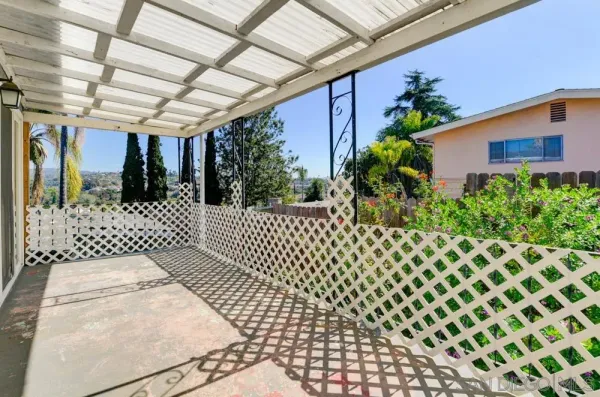 a view of a backyard