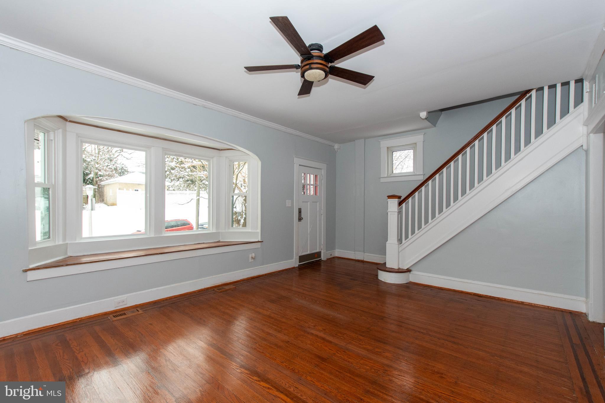 409 Kingston Road Baltimore, MD 21229 - Photo 6 of 48 Bright living room