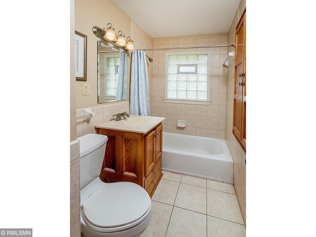 1011 Ruggles Street Roseville, MN 55113 - Photo 10 of 27 Gallery Image 10