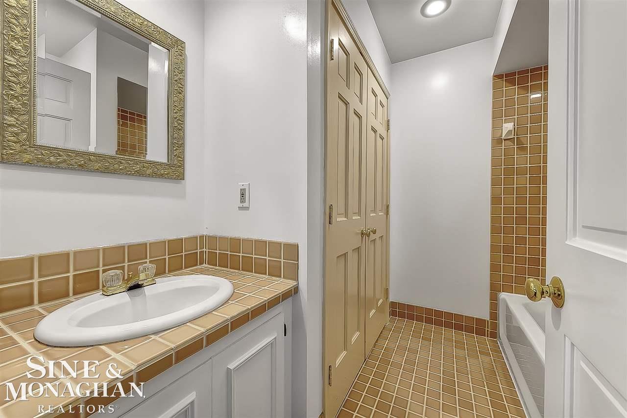 34 Edgemere Road Grosse Pointe, MI 48236 - Photo 23 of 67 50073675-22.JPG