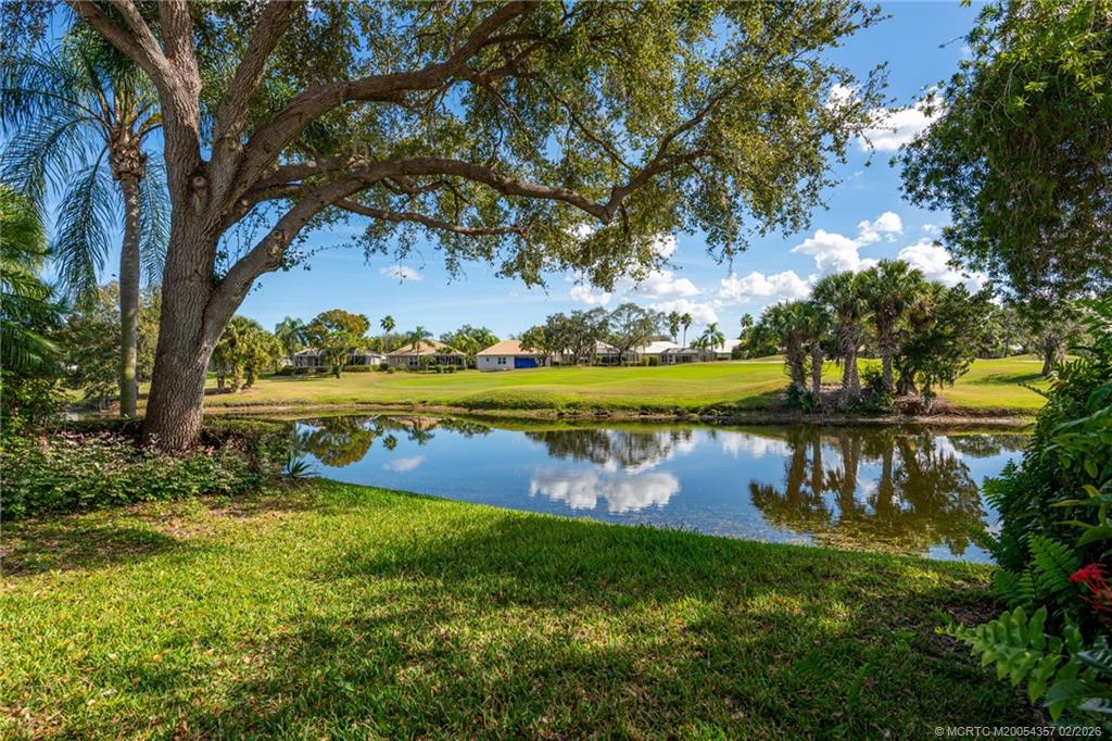 Enjoy sweeping panoramic lake & golf course views!