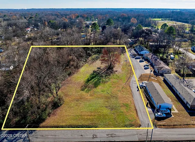 a view of a yard with wooden floor