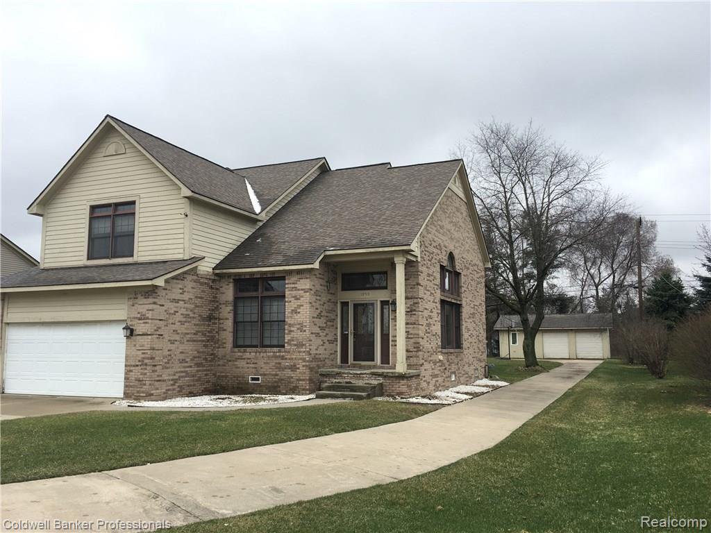 1890 East Hamlin Road Rochester, MI 48307 - Photo 2 of 32 1890 Hamlin Side Drive to Garage.JPG